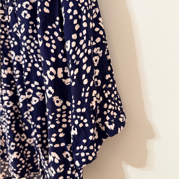 Elegant Navy and White Floral Blouse - Picture 3 of 9